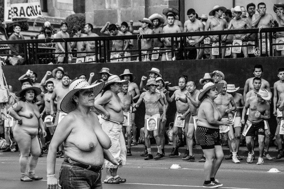 The nudity of the 400 Pueblos